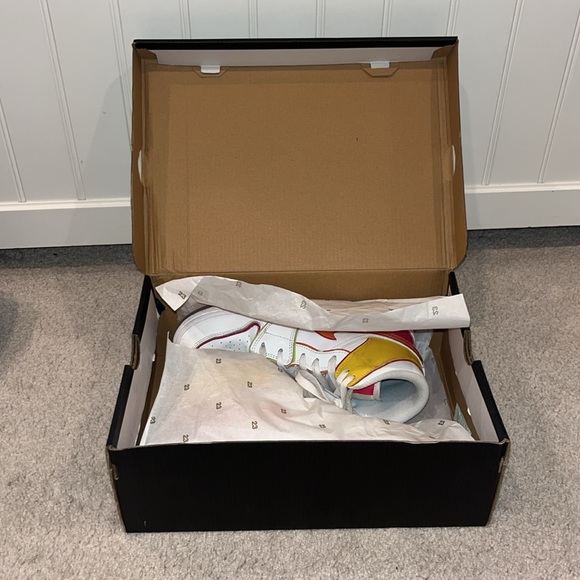 Air Jordan 1 Mid Edge Glow (GS) - Picture 10 of 14